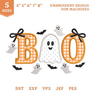 Könnte beinhalten: Ein Stickdesign für Maschinen mit dem Wort BOO, bei dem die Buchstaben B und O orange-weiß kariert mit schwarzen Schleifen sind und das mittlere O ein weißer Geist mit grauen Punkten ist. Enthält kleine Geister- und schwarze Fledermausmotive.