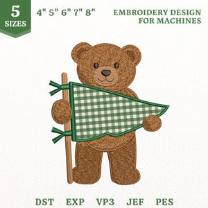 Pode incluir: Um design de bordado para máquinas com um urso de peluche castanho que segura uma flâmula axadrezada verde e branca num poste de madeira. O texto diz 5 SIZES 4" 5" 6" 7" 8" EMBROIDERY DESIGN FOR MACHINES e formatos DST EXP VP3 JEF PES.