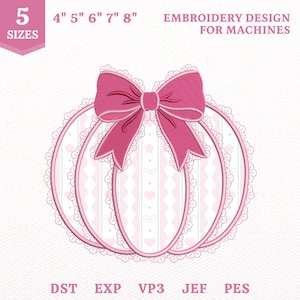 Può includere: Un disegno da ricamo per macchine a forma di zucca con un grande fiocco rosa sulla parte superiore. La zucca presenta un motivo a righe bianche e rosa con piccoli cuori e fiocchi. Testo: 5 SIZES, 4" 5" 6" 7" 8", EMBROIDERY DESIGN FOR MACHINES, DST, EXP, VP3, JEF, PES.