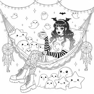 Puede incluir: Ilustraci&oacute;n en blanco y negro de una persona relaj&aacute;ndose en una hamaca rodeada de fantasmas y estrellas. La persona lleva una camiseta con un dise&ntilde;o de media luna y sostiene una taza con un fantasma. Guirnalda de luces y atrapasue&ntilde;os.