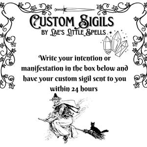 Puede incluir: Ilustración en blanco y negro con el texto "CUSTOM SIGILS" y "BY SAE'S LITTLE SPELLS". La imagen presenta una bruja en una escoba con un gato negro, cristales y elementos florales decorativos. El texto dice "Escribe tu intención o manifestación en el cuadro de abajo y haz que te envíen tu sigilo personalizado en 24 horas."