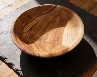 Hand-turned bowl, apple wood – 19 cm diameter, gift