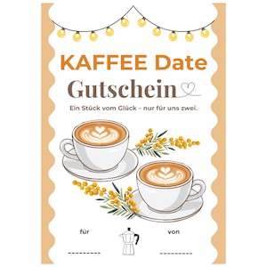 Könnte beinhalten: Ein Gutschein mit den Worten "KAFFEE Date Gutschein" in Orange und Braun. Zwei weiße Kaffeetassen mit Latte Art stehen auf Untertassen, mit gelben floralen Akzenten. Der Text "Ein Stück vom Glück - nur für uns zwei" ist ebenfalls vorhanden.