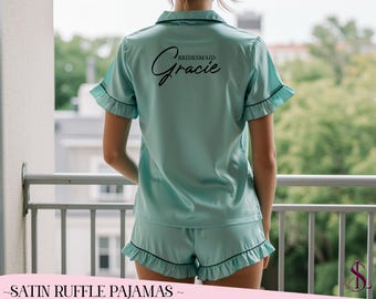 Conjunto de pijama de satén con volantes personalizado, ropa de dormir para fiesta nupcial, regalo de propuesta de dama de honor, texto personalizado y logotipos, pijama corto, regalo para ella