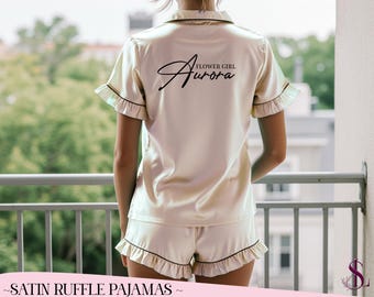 Pijama corto de satén con volantes personalizado, ropa de dormir de novia personalizada, regalo de dama de honor, texto y logotipos personalizados, pijama de satén suave para ella