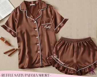 Pijama corto de satén con volantes personalizado, conjunto de ropa de dormir con texto personalizado, ropa de novia, regalo de dama de honor, pantalones cortos de lujo para mujer, regalo para ella