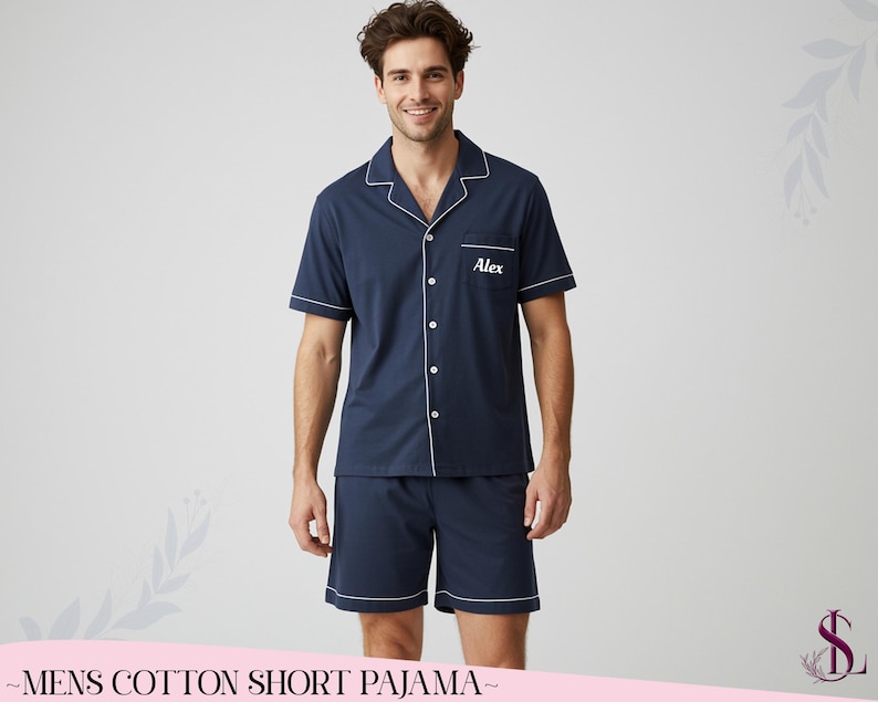 Op de afbeelding: Marineblauwe korte pyjamaset met witte bies. De overhemd met knopen heeft korte mouwen en een borstzak met de naam "Alex" in het wit geborduurd. De shorts hebben bijpassende witte bies. De tekst onderaan luidt "~MENS COTTON SHORT PAJAMA~".