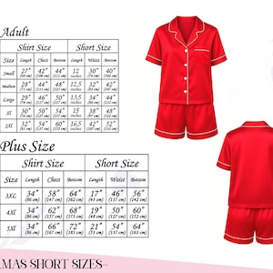 Op de afbeelding: Rode satijnen pyjamaset met witte bies, inclusief een overhemd met korte mouwen en bijpassende shorts. Maattabellen voor volwassenen en plusmaten worden weergegeven. De pyjamaset is een comfortabele nachtkledingoptie.