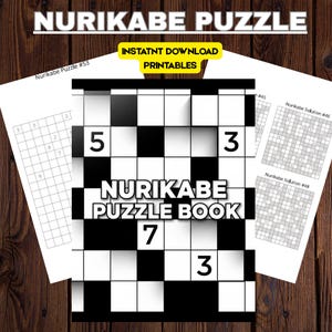 Może przedstawiać: Książka z łamigłówkami Nurikabe z czarno-białą siatką i liczbami. Tytuł jest dużymi białymi literami. Dodatkowe strony pokazują rozwiązania zagadek i poszczególne łamigłówki. Słowa "INSTANT DOWNLOAD PRINTABLES" znajdują się na żółtym banerze.