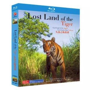 Könnte beinhalten: Eine blaue Blu-ray-Disc-Hülle mit dem Titel "Lost Land of the Tiger". Das Cover zeigt einen Tiger in einer grasbewachsenen Umgebung. Die Hülle enthält zusätzlichen Text und Logos.