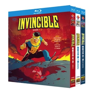 Könnte beinhalten: Blu-ray-Box-Set der Zeichentrickserie "Invincible" Staffeln 1-2, mit einem Superhelden in dynamischer Pose vor rotem und orangefarbenem Hintergrund. Das Set enthält das Blu-ray-Logo und den Text "Invincible" in großen gelben Buchstaben.