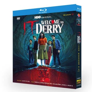 Puede incluir: Caja de disco Blu-ray de "Welcome to Derry" Temporada 1, un original de HBO. La portada presenta a un grupo de jóvenes en un túnel oscuro, con el título en letras grandes y en negrita. La caja es azul e incluye el logotipo de Blu-ray Disc.