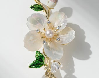 Spilla a forma di rododendro in conchiglia di perla d'acqua dolce naturale, accessorio per corsage con bocciolo di fiore smaltato.
