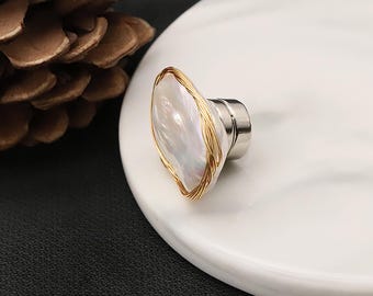 Spilla con perla barocca naturale con fibbia magnetica per colletto