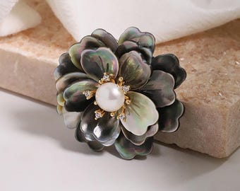 Spilla in madreperla naturale, spilla in camelia, elegante spilla con perle da corsage