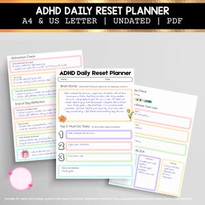 Pode incluir: Uma caneca de cerâmica branca com uma alça preta e o texto "But First, Coffee" em preto em negrito. A caneca está sobre uma superfície branca.