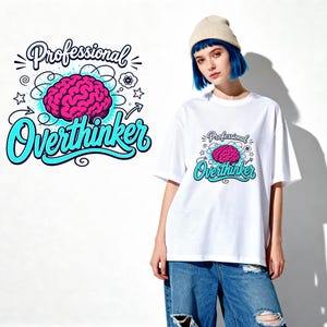 Overthinker professionnel PNG, conception de chemise drôle de citation de cerveau, graphique rose néon d'humour de santé mentale, téléchargement par sublimation de script sarcelle