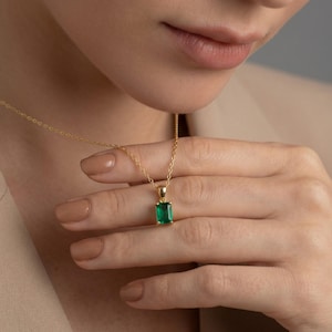 Litet smaragdhalsband i sterlingsilver: Minimalistiskt baguettehänge med maj-födelsesten Rektangulärt smaragdhänge, födelsedagspresent till henne