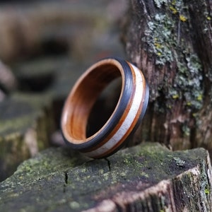 Anello Corna e Carbonio - Bourbon Barrel Oak Deer Antler e Carbon Fiber - Mens Black Wedding Band