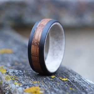 Gewei en houten trouwring - Carbon Fiber and Whiskey Barrel Band