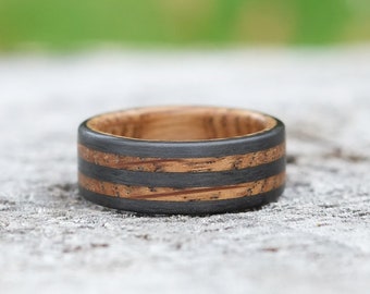 Whisky Barrel Band - Anillo de boda para hombre con fibra de carbono y madera - Joyería negra hecha a mano