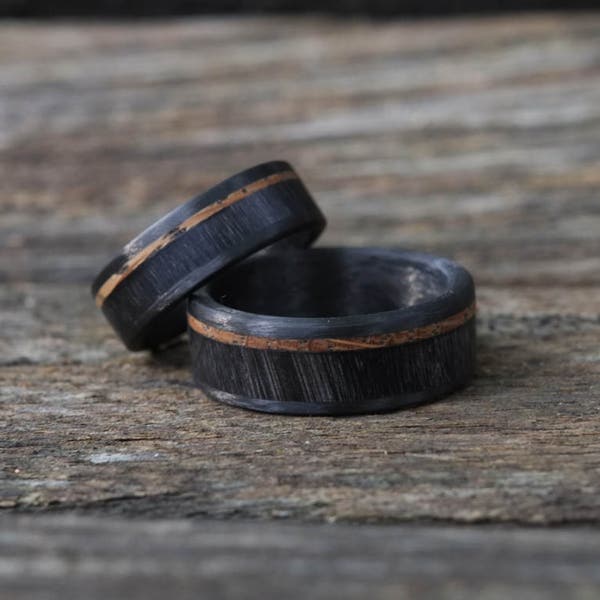 Bison Horn Ring mit Whisky Fass Holz und Karbonfaser, Herren Holz Ehering, Einzigartiger Ehering, Geschenke für Ihn