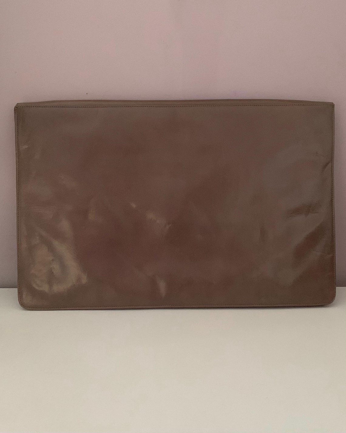 Pochette Pelle Taupe Ottorino Bossi Made in Italy, Borsa a Mano Oversize Traforata, Busta Portadocumenti Portatablet Minimalista Donna, foto 2 di 5