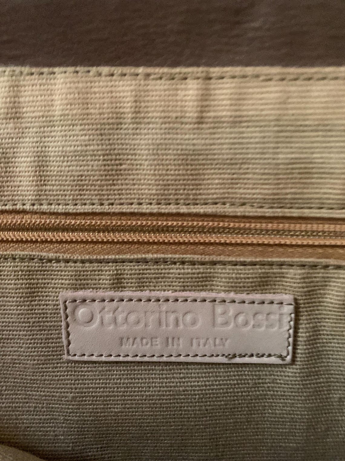 Pochette Pelle Taupe Ottorino Bossi Made in Italy, Borsa a Mano Oversize Traforata, Busta Portadocumenti Portatablet Minimalista Donna, foto 3 di 5