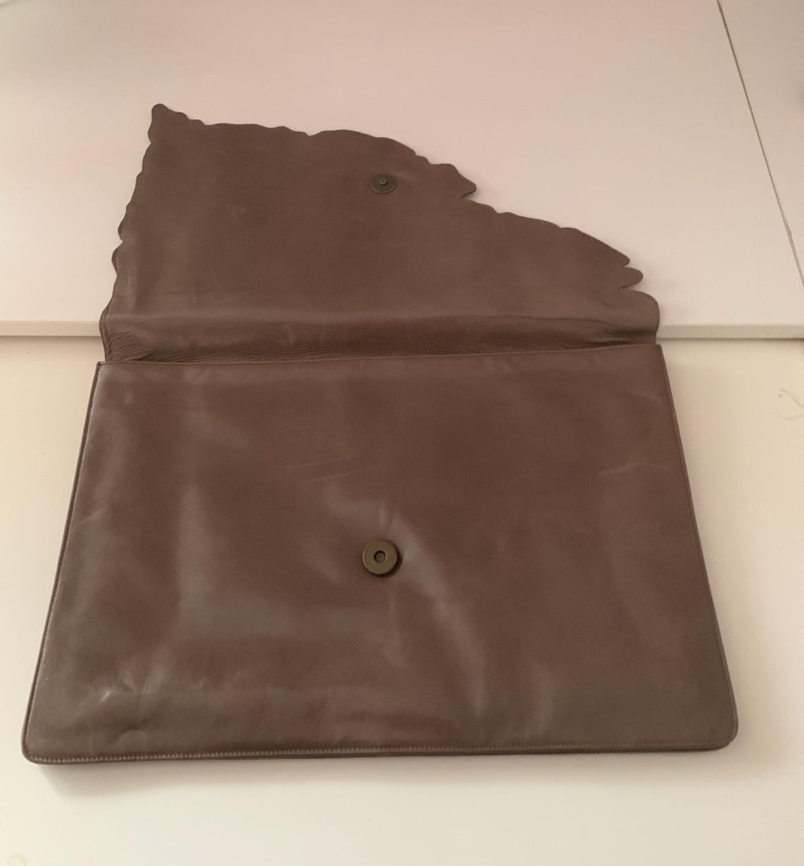 Pochette Pelle Taupe Ottorino Bossi Made in Italy, Borsa a Mano Oversize Traforata, Busta Portadocumenti Portatablet Minimalista Donna, foto 4 di 5