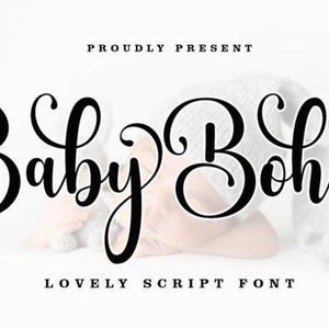 Puede incluir: Fuente de escritura negra "Baby Boho" con las palabras "Proudly Present" arriba y "Lovely Script Font" abajo. El fondo es una imagen suave y borrosa de un bebé.