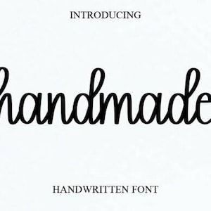 Puede incluir: Fuente cursiva negra que dice "handmade" sobre un fondo blanco. Encima de la palabra "handmade" está la palabra "INTRODUCING" y debajo "HANDWRITTEN FONT". La fuente es un estilo elegante y manuscrito.