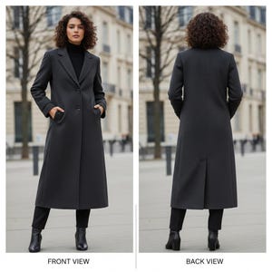 Op de afbeelding: Een donkergrijze, lange jas met een klassiek ontwerp. De jas heeft een reverskraag, twee voorzakken en een knoopsluiting. De voor- en achteraanzichten tonen de getailleerde pasvorm en lengte van de jas.