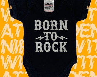 Rock Baby Gift 'Born To Rock' Body Onesie Babygrow. Zabawny alternatywny prezent na baby shower dla fanów rocka, młodych rodziców grających heavy metal i rockmanów