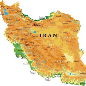 Może przedstawiać: Szczegółowa mapa Iranu, przedstawiająca topografię kraju w odcieniach brązu i zieleni. Główne miasta, takie jak Teheran, Isfahan i Shiraz, są oznaczone na czerwono. Rzeki i zbiorniki wodne są przedstawione na niebiesko, zapewniając jasny przegląd geograficzny.