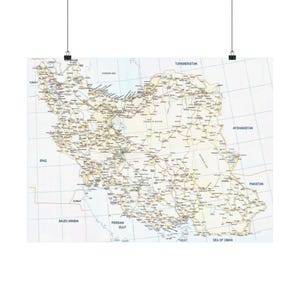 Puede incluir: Un mapa detallado de Irán, con fronteras de países, ciudades y redes de carreteras. El mapa incluye países vecinos como Turquía, Irak y Afganistán. El Golfo Pérsico y el Mar Caspio también están etiquetados. El mapa está suspendido por dos clips negros.