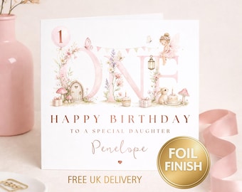 Peut inclure: Une carte d'anniversaire carrée avec le mot ONE en grandes lettres roses décorées d'illustrations florales, une fée, un lapin et une petite porte. Le texte indique HAPPY BIRTHDAY TO A SPECIAL DAUGHTER et le prénom Penelope.