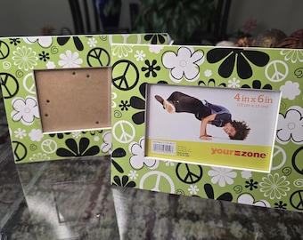 Set of 2 Your Zone 4x6 Inch Green Peace Sign and Flower Pattern Photo Frames