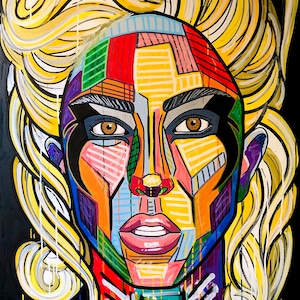 Könnte beinhalten: Ein lebendiges Pop-Art-Porträt einer Person mit blonden Haaren und einem Gesicht aus bunten geometrischen Formen. Das Kunstwerk hat einen schwarzen Hintergrund und kräftige Linien, die einen auffälligen visuellen Effekt erzeugen.
