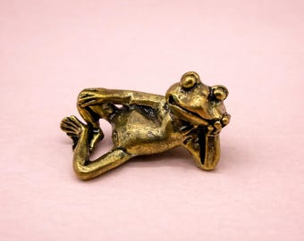 Figura de rana pensante de latón macizo: escultura zen para una decoración del hogar consciente