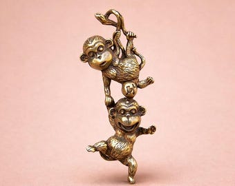 Colgante de mono trepador de latón: amuleto de la suerte Feng Shui para escritorio, estantería o hogar.