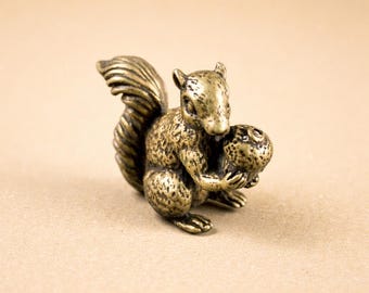 Mini Brass Squirrel Figurine – Forest Animal Statue, Desk Decor, Nature Lover Gift