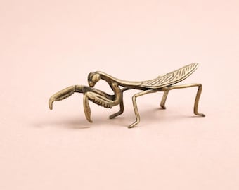 Mini mantis religiosa de latón: escultura de insecto para escritorio, estantería zen o exhibición de curiosidades