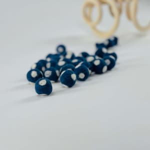 Filzkugeln ca 25 mm, 30 Stück  aus 100% Wolle  Mix jeans blau gepunktet