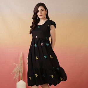 Abito midi con maniche a balze ricamate nere / Abito estivo boho a trapezio / Abbigliamento casual per le vacanze / Abito da donna con ricamo floreale