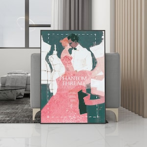 Può includere: Una stampa artistica incorniciata con un'illustrazione romantica del film "Il filo nascosto". L'opera raffigura una coppia che si abbraccia, la donna con un abito rosa. Lo sfondo è verde acqua con manichini.