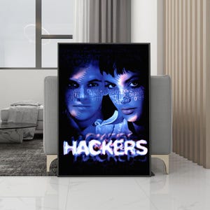 Puede incluir: Un póster enmarcado de la película "Hackers" con dos caras en tonos azules. La palabra "Hackers" está en texto blanco estilizado en la parte inferior. El fondo es oscuro con texto superpuesto.