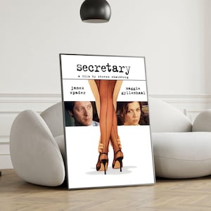 Può includere: Poster cinematografico incorniciato per "Secretary" con James Spader e Maggie Gyllenhaal. Il poster mostra il titolo e i crediti del film, con un'immagine di gambe con calze e tacchi alti. Il poster è in una cornice nera.