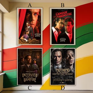 Puede incluir: Cuatro carteles enmarcados con ilustraciones de la serie "Interview with the Vampire". Los carteles muestran imágenes de actores y texto, incluyendo "Interview with the Vampire" y frases como "L'Amour est un Monstre" y "Nothing is better than this show."