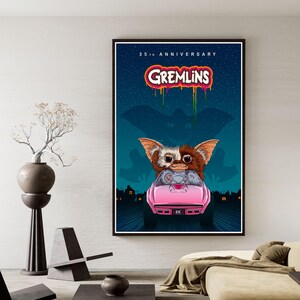 Puede incluir: Un p&oacute;ster enmarcado con una escena de la pel&iacute;cula Gremlins. La obra de arte muestra a un Gremlin conduciendo un coche rosa, con el texto "Gremlins" en una fuente goteante. El fondo es un cielo nocturno azul oscuro con un paisaje urbano.