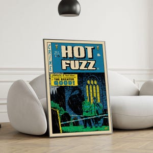 Może przedstawiać: Oprawiona grafika komiksowa zatytułowana "Hot Fuzz". Grafika przedstawia niebieskie tło z tytułem dużymi białymi literami. Obraz zawiera ilustracje postaci, kościoła i tekst "The Greater Good!"